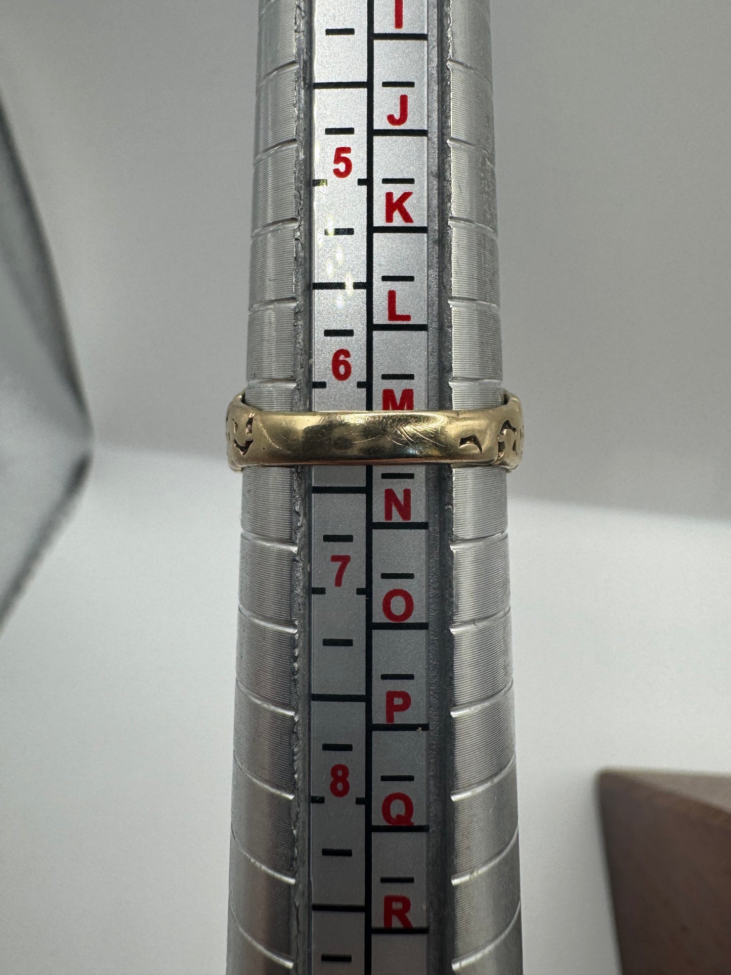 Heavy 9ct 1977 college ring