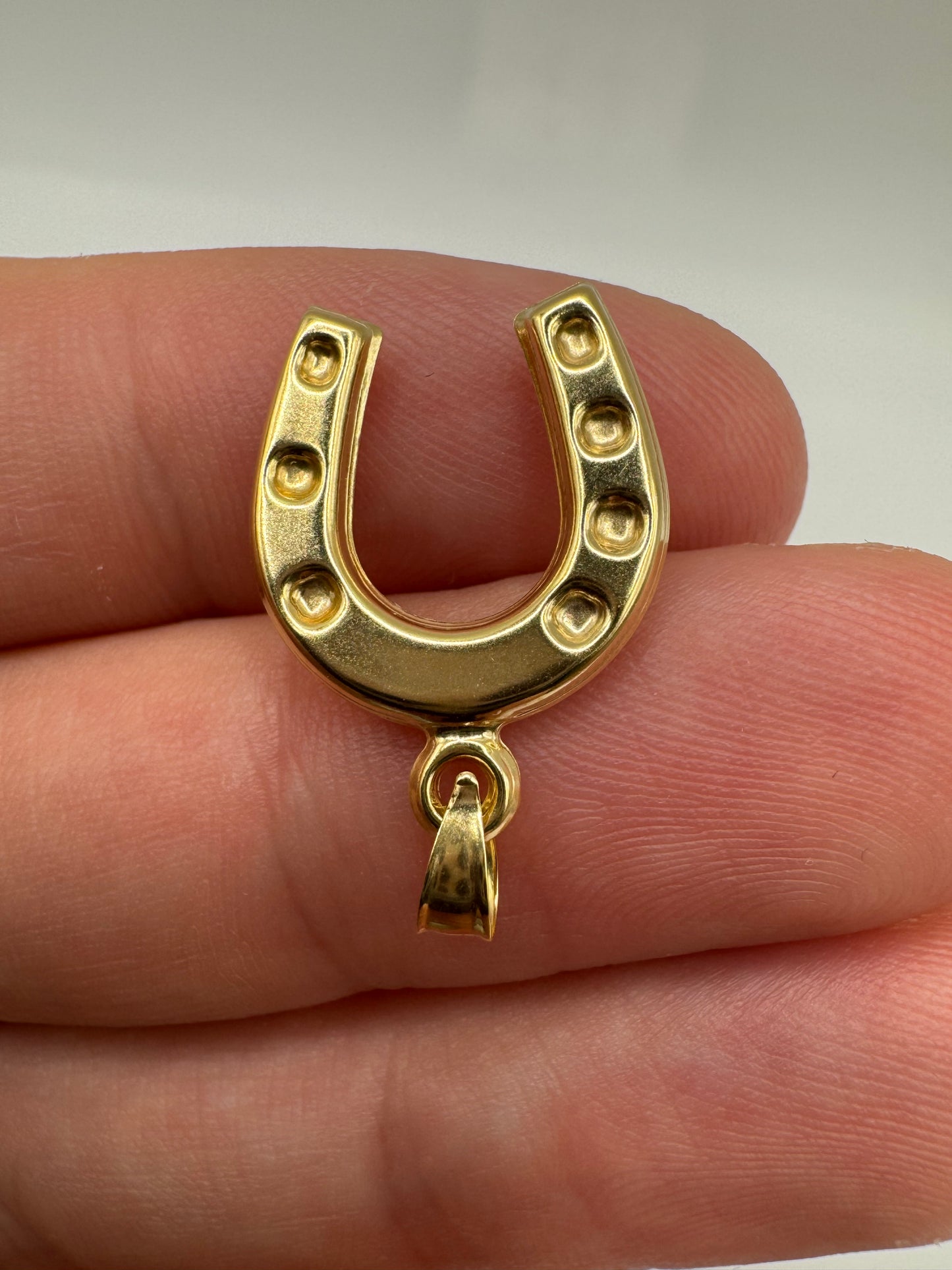 9ct gold horseshoe pendant