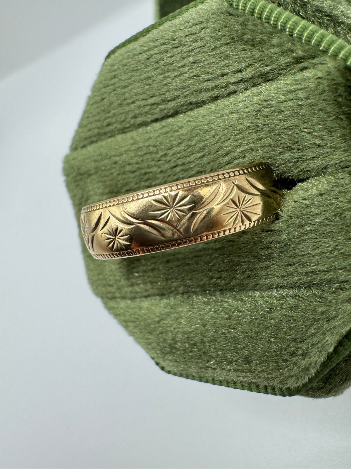 Vintage 9ct gold patterned band