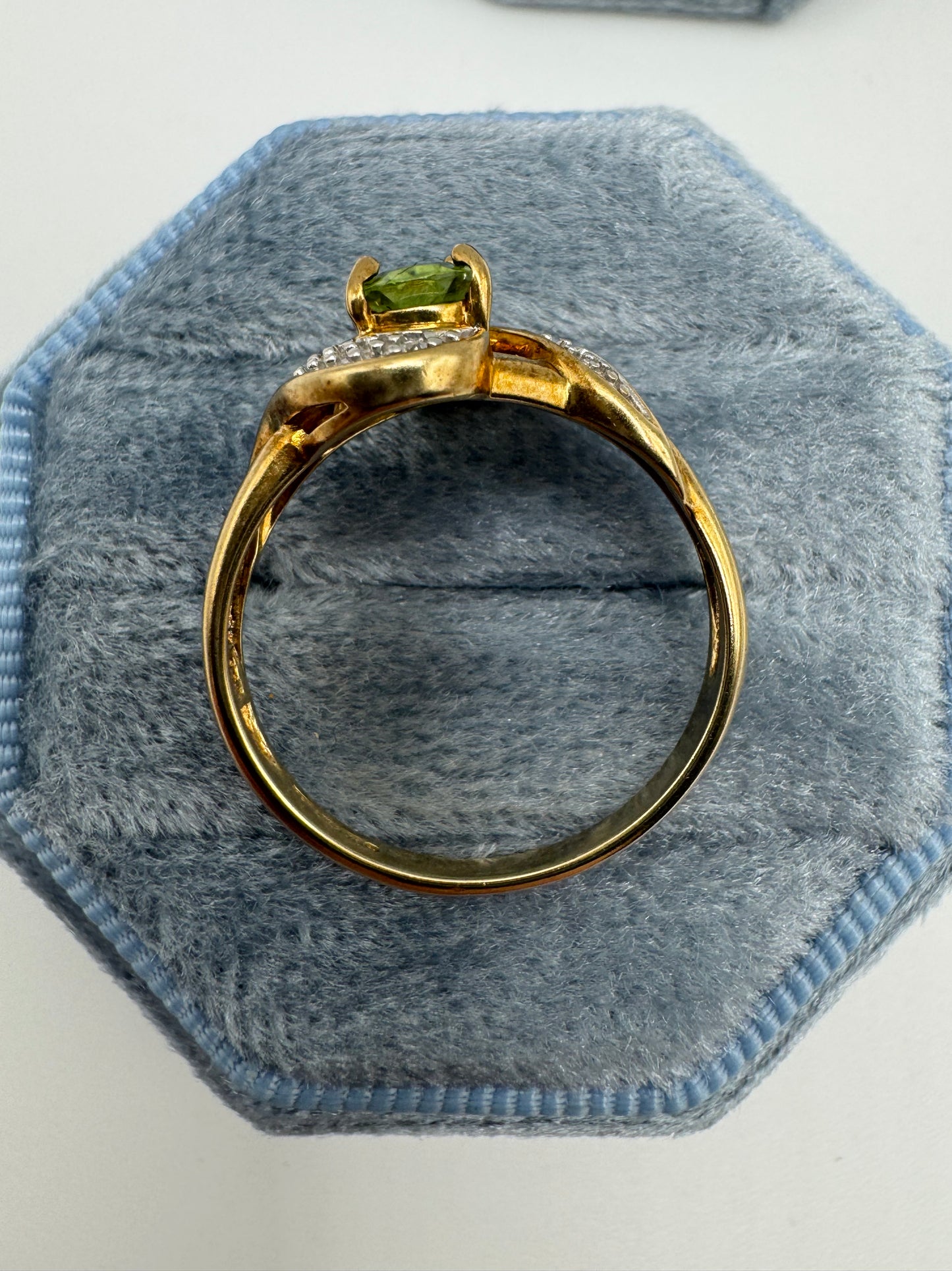 9ct gold peridot and diamond ring