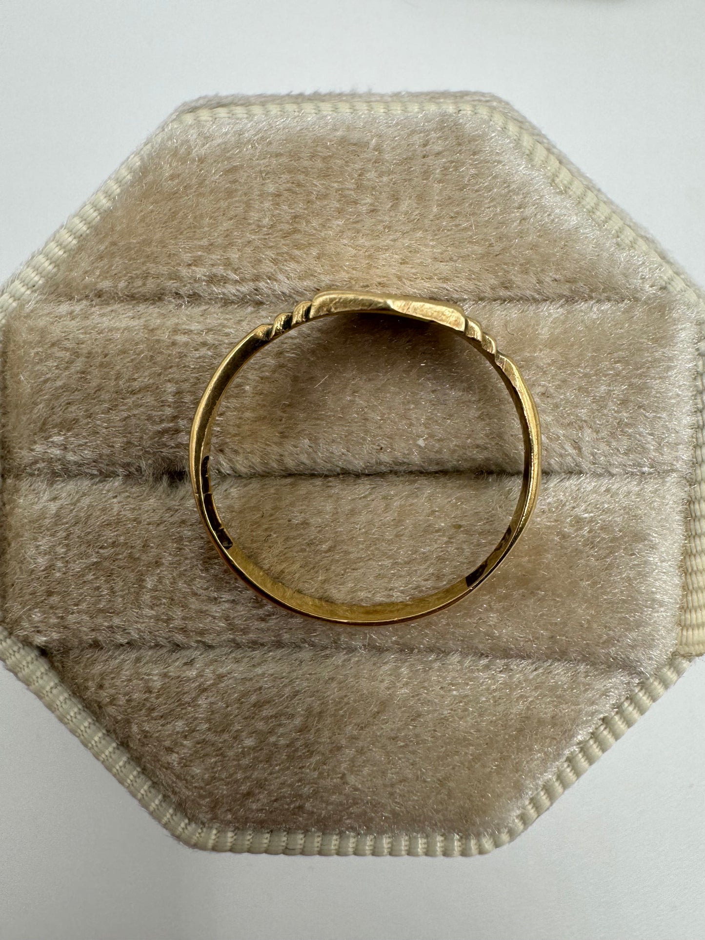 9ct gold engraved signet ring