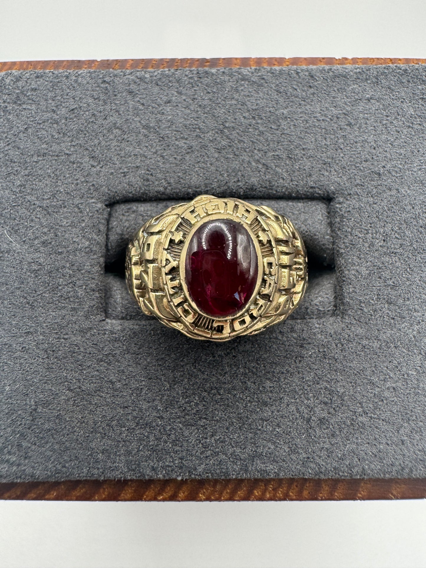 Heavy 9ct 1977 college ring
