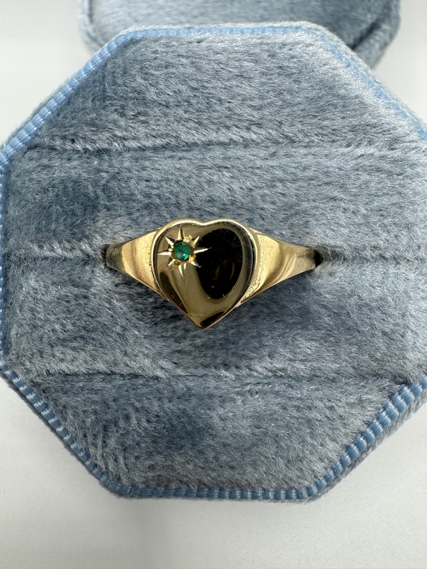 9ct gold emerald heart signet ring