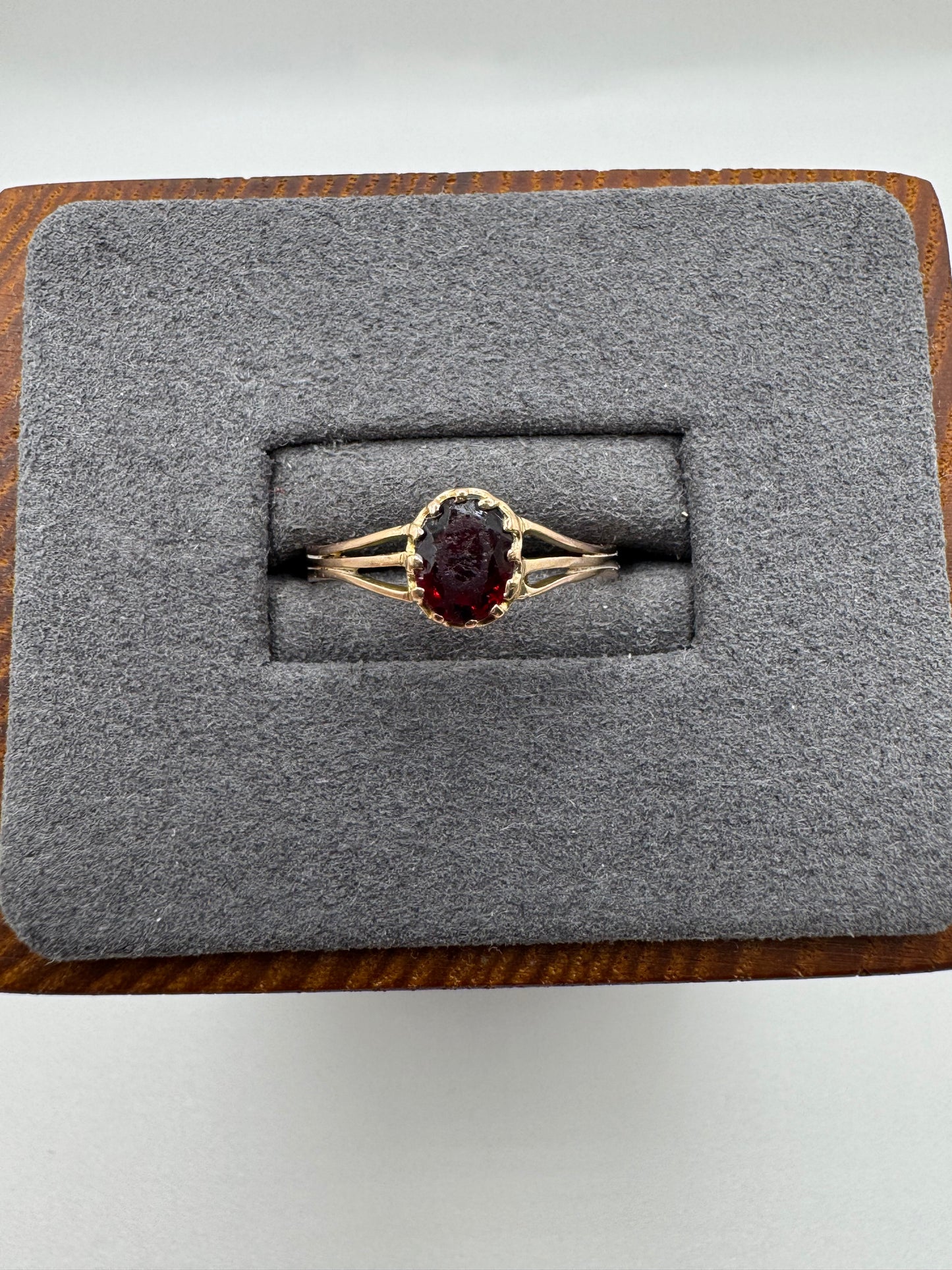 9ct gold garnet ring