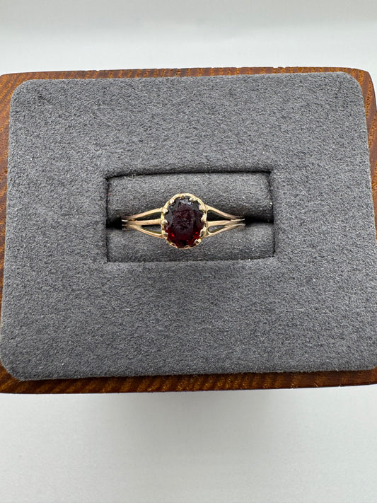 9ct gold garnet ring