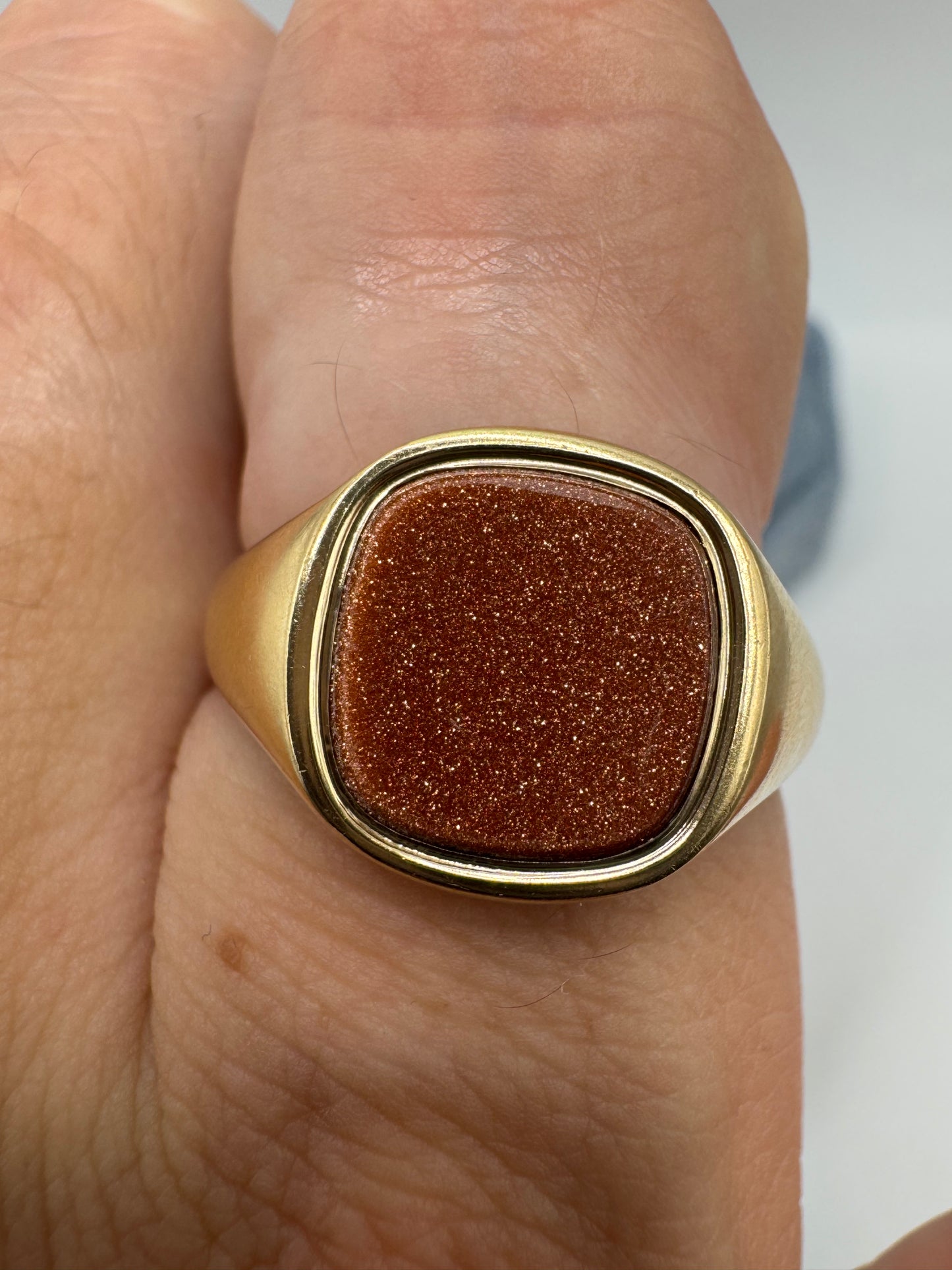 Heavy 9ct gold sandstone signet ring