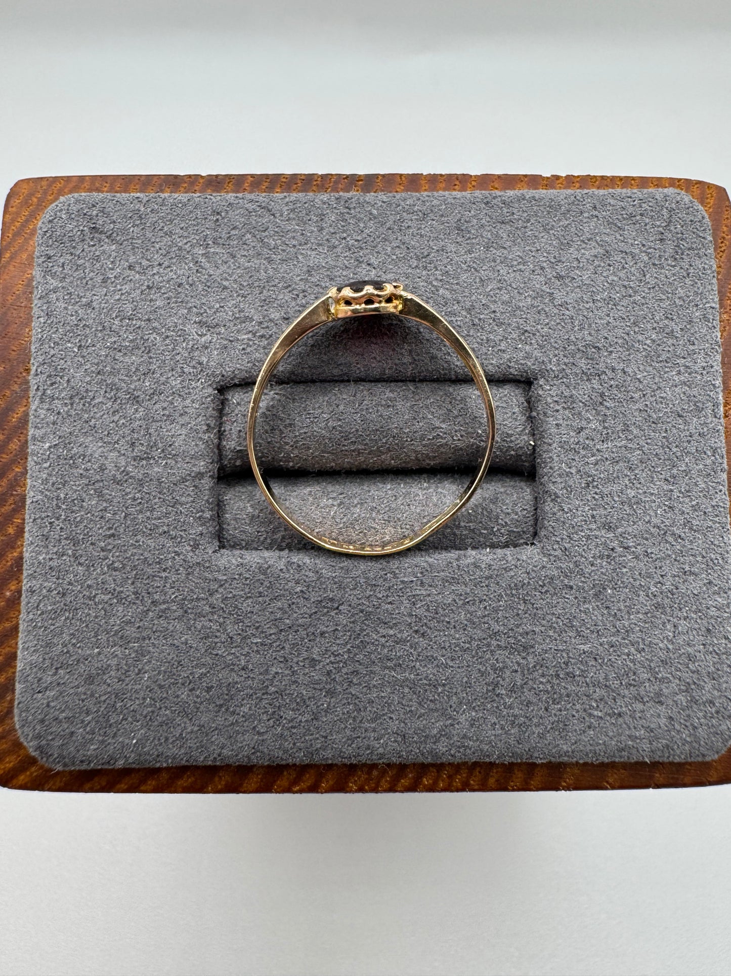 9ct gold garnet ring