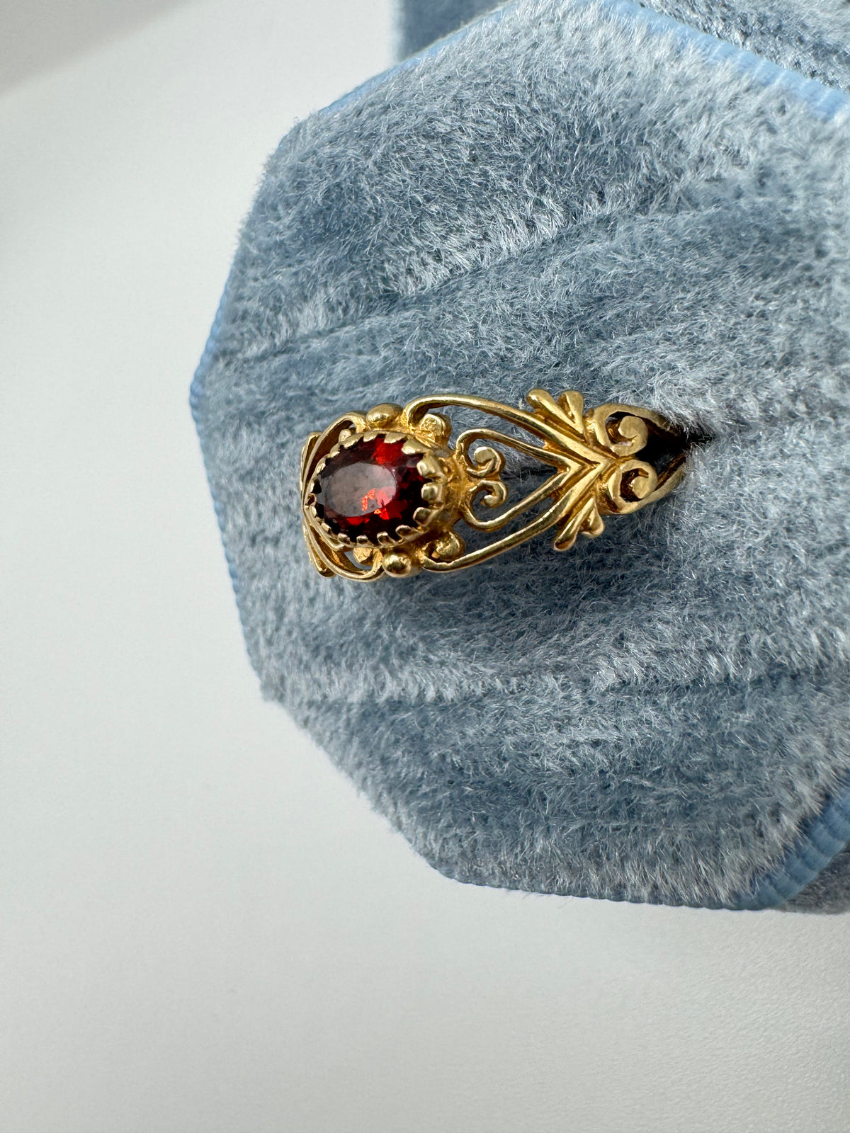 9ct gold garnet ring