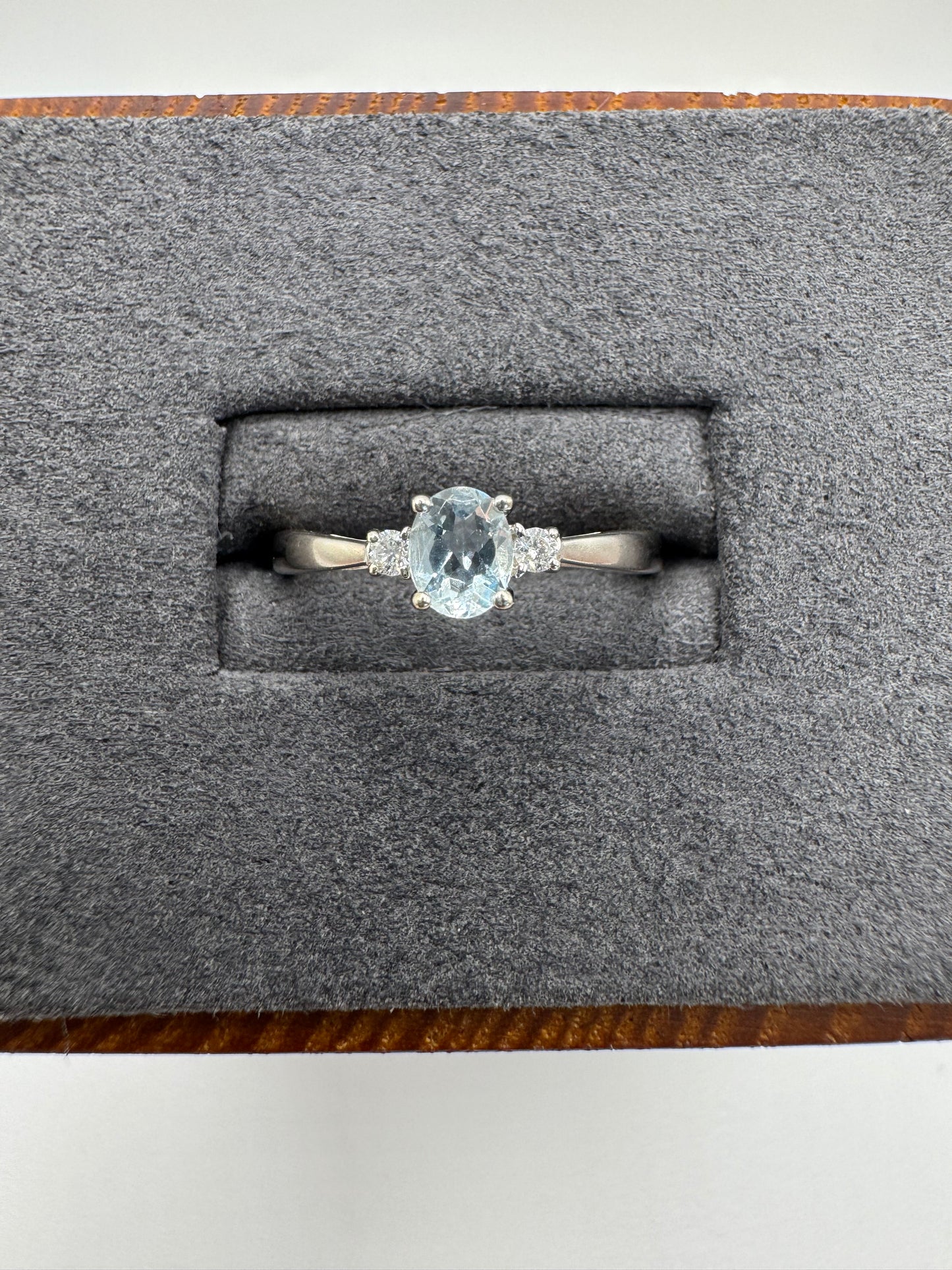 9ct white gold aquamarine and diamond ring