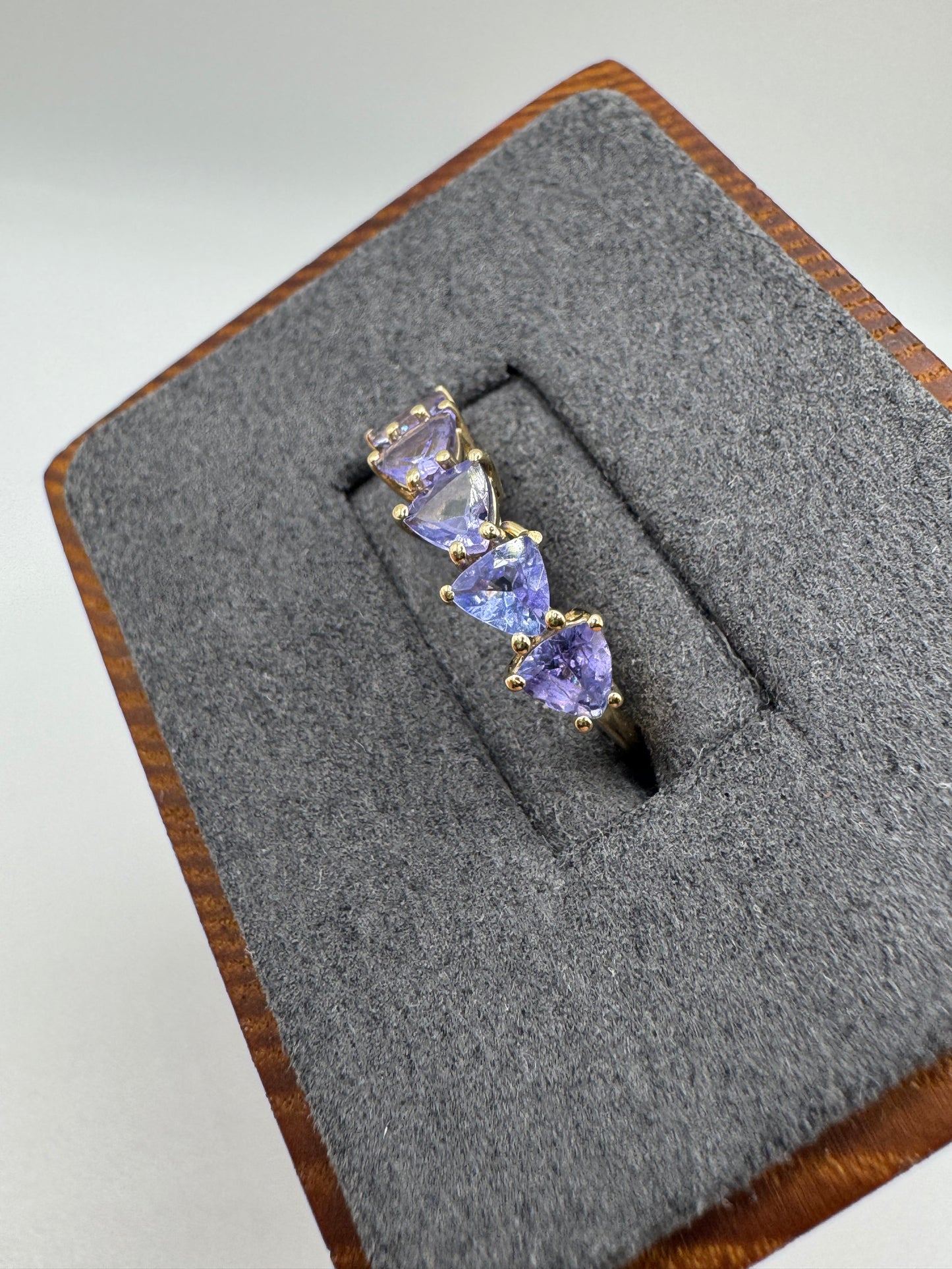 9ct gold tanzanite ring