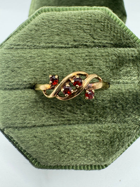 9ct gold garnet ring