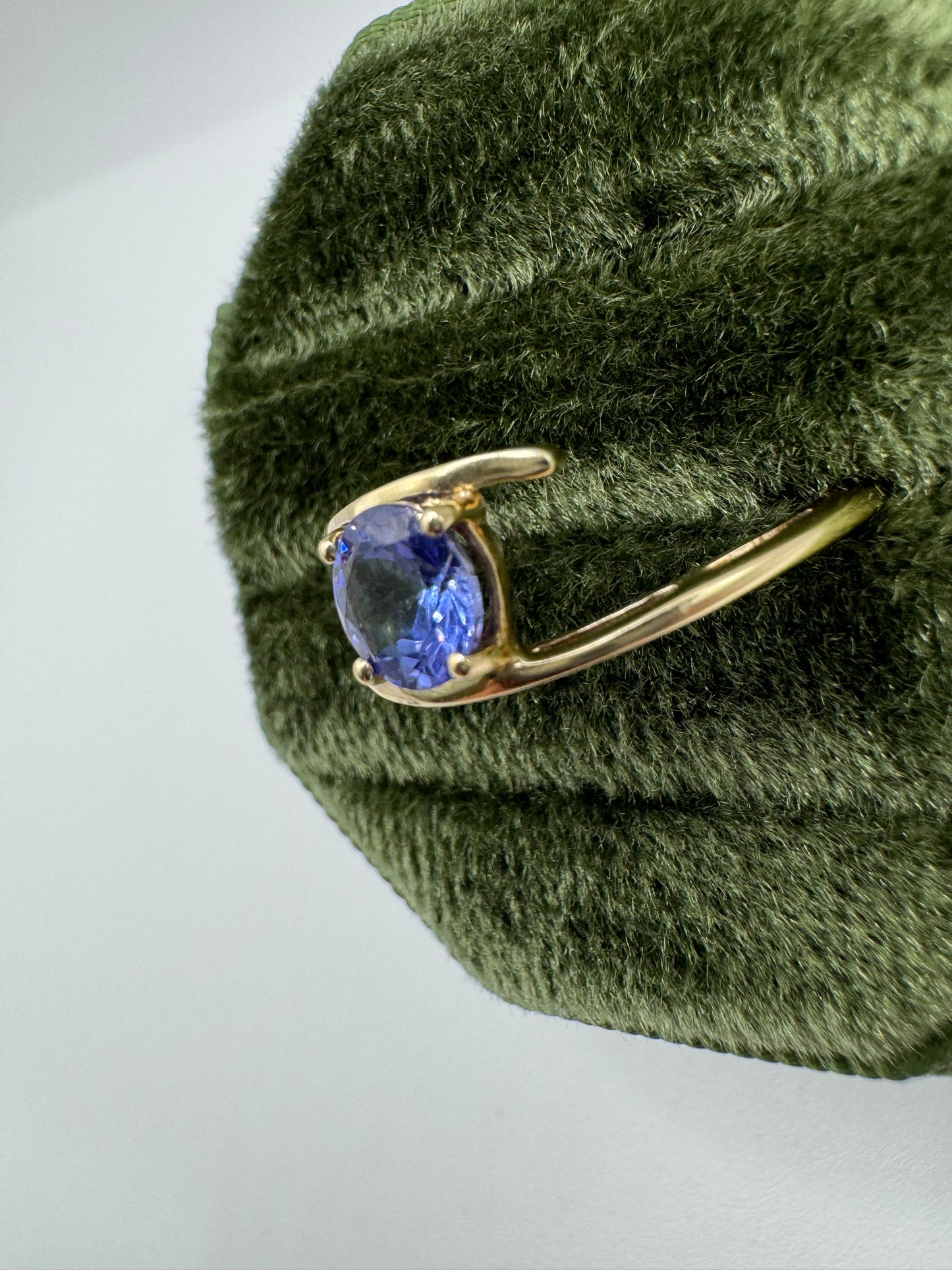 9ct gold tanzanite twist ring