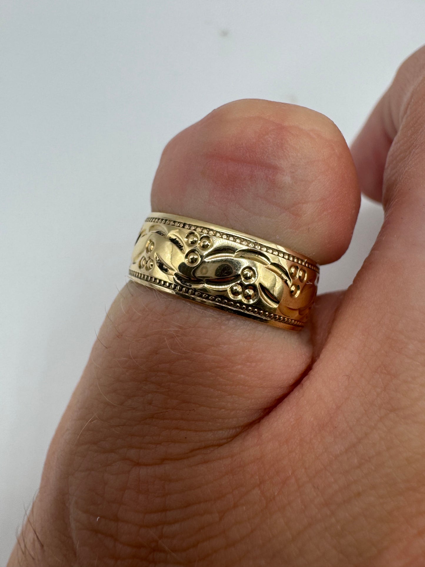 9ct gold patterned band