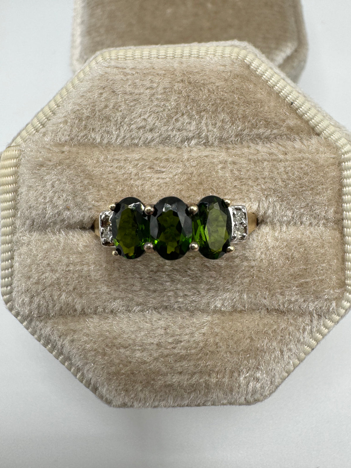 9ct gold diopside and diamond ring