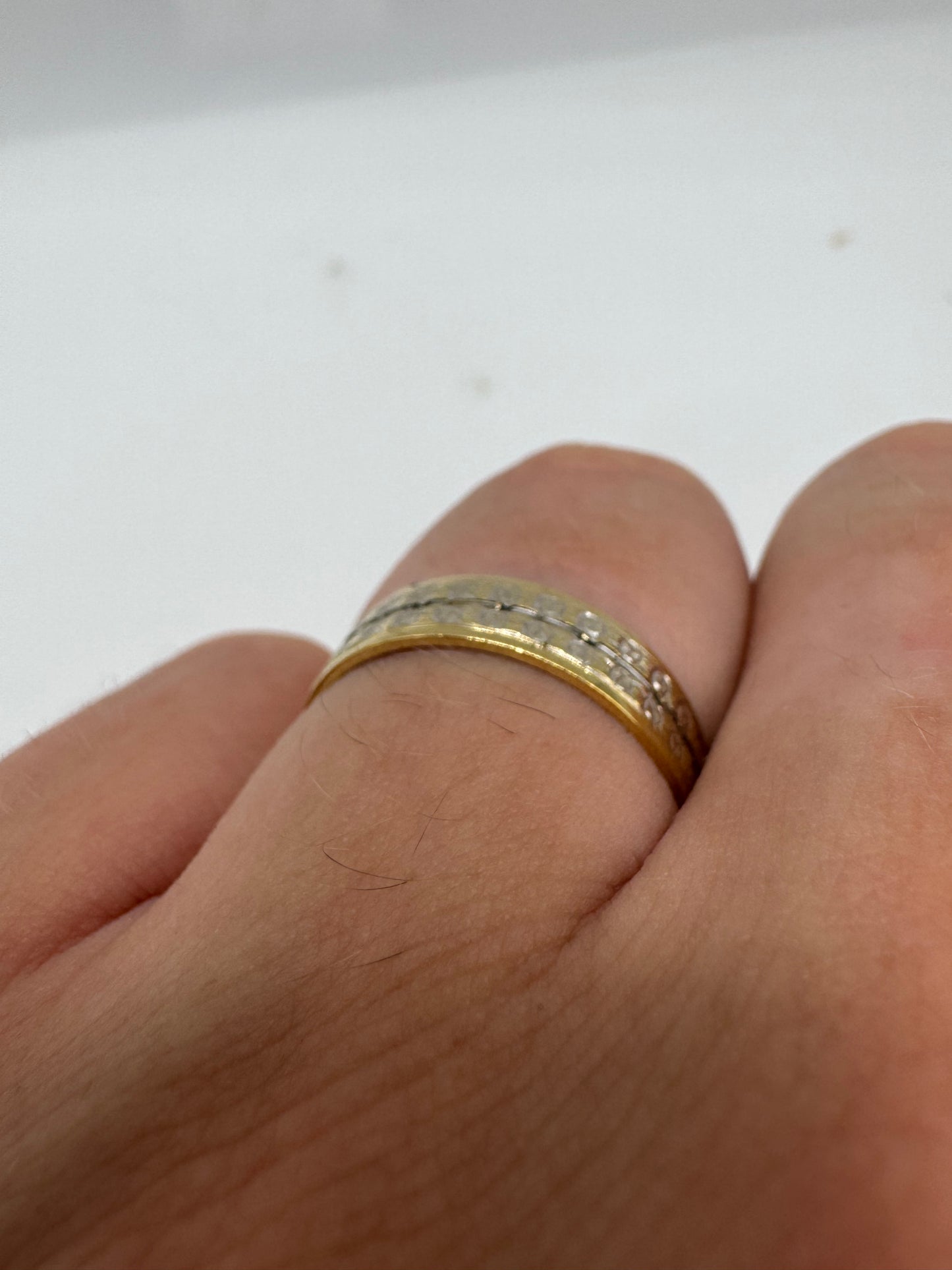 9ct gold patterned band