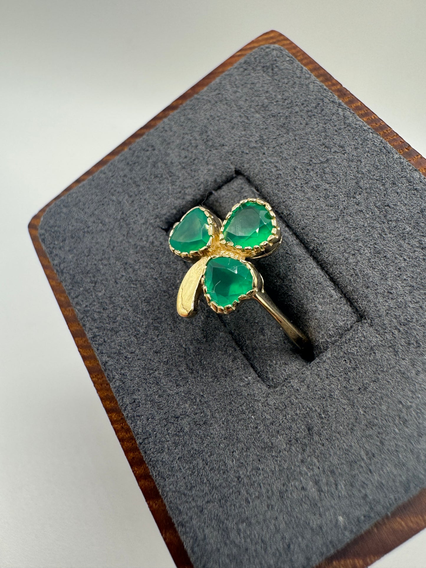 9ct gold green agate shamrock ring