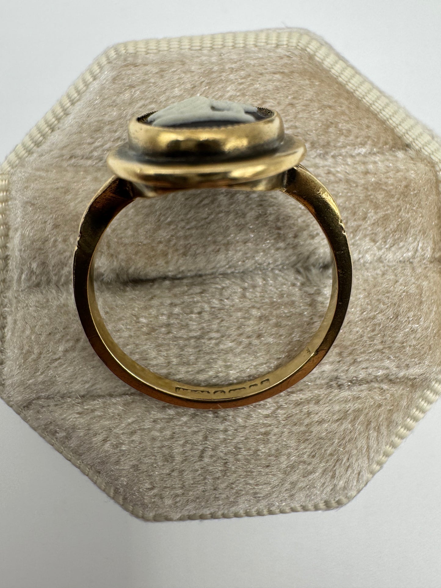 9ct gold Wedgwood cameo ring