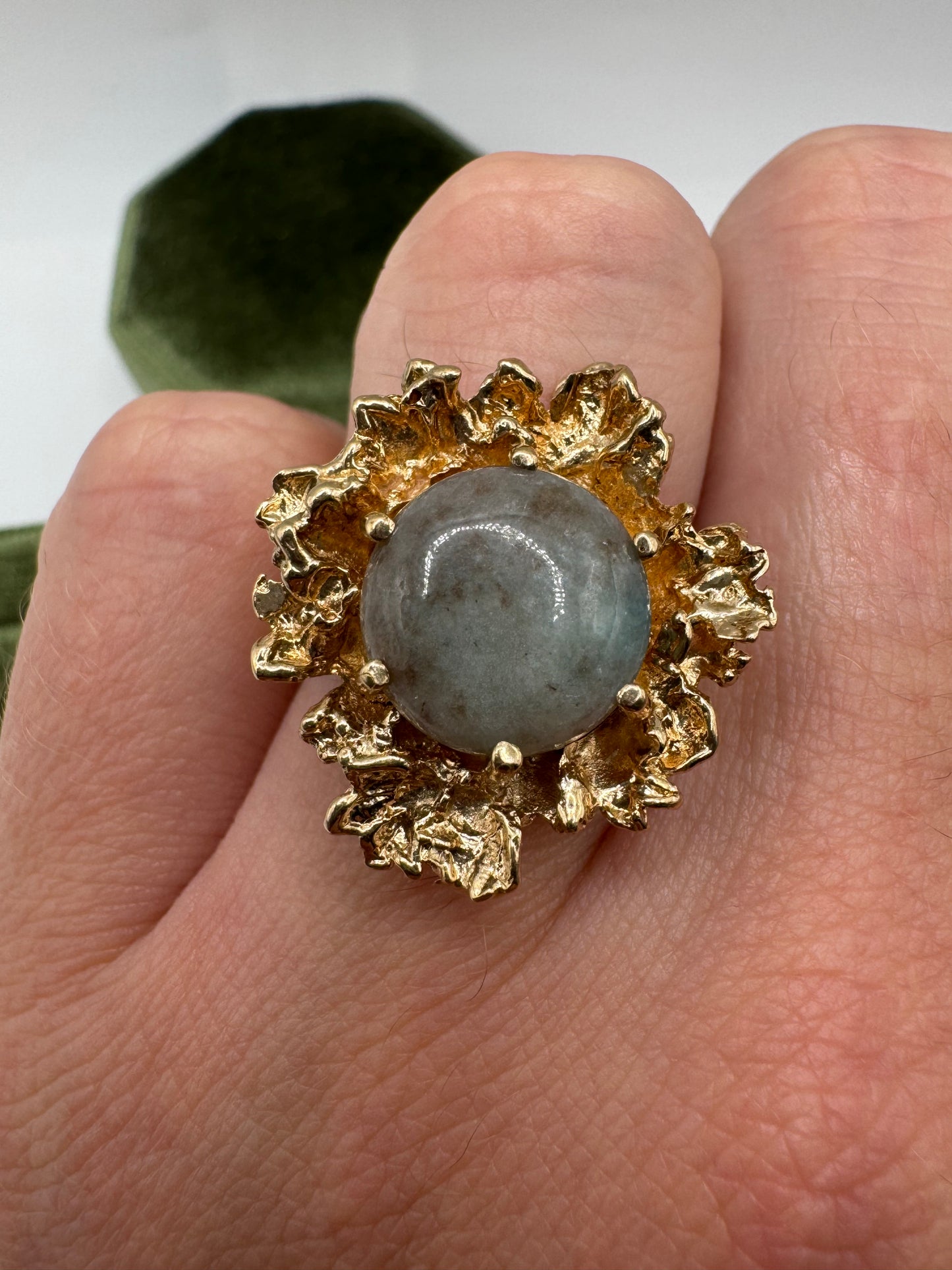 Heavy 9ct gold agate cocktail ring