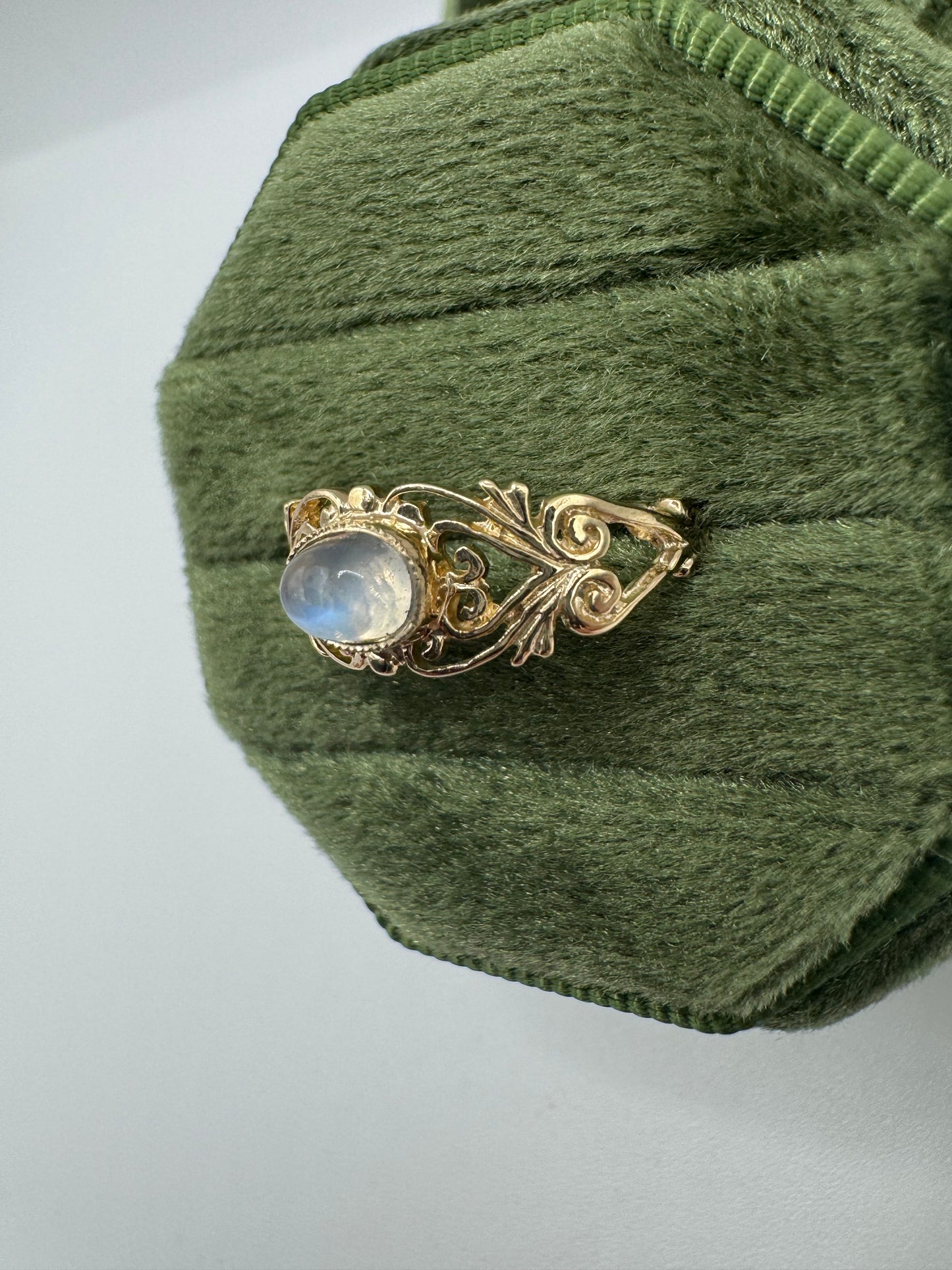 9ct gold moonstone ring