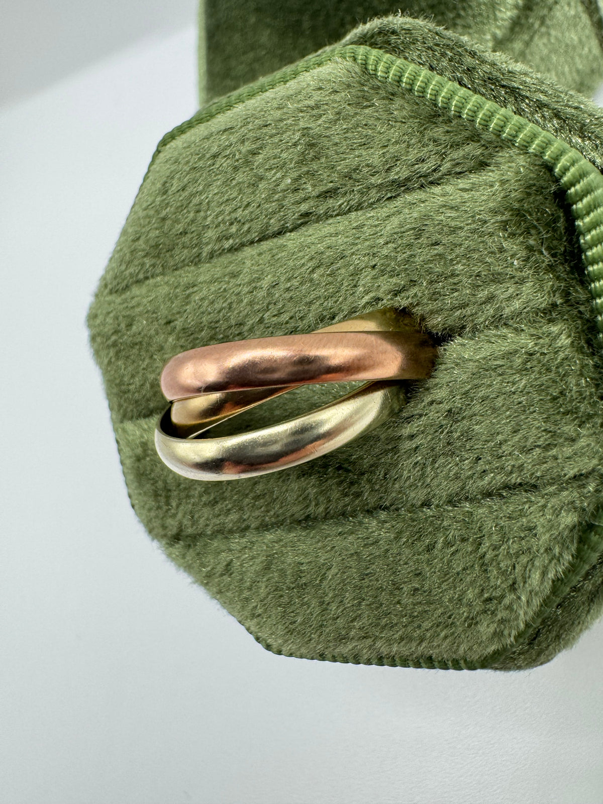 Heavy vintage 9ct tri-gold Russian band