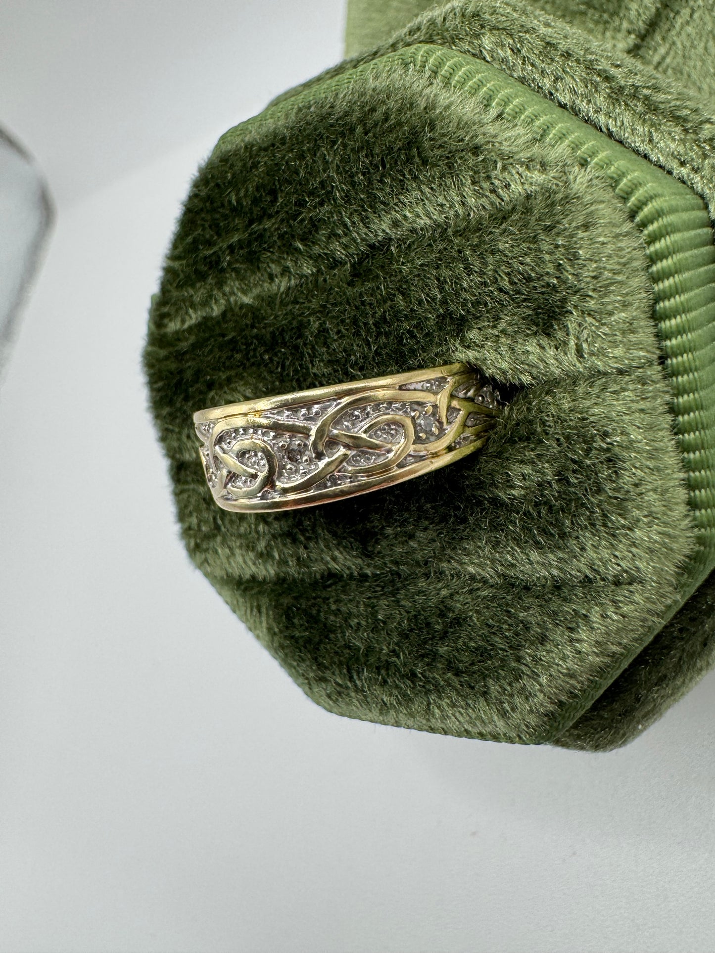 9ct gold patterned diamond ring