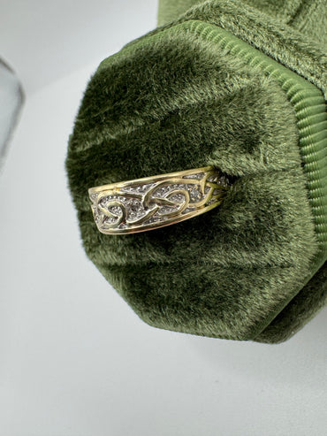 9ct gold patterned diamond ring