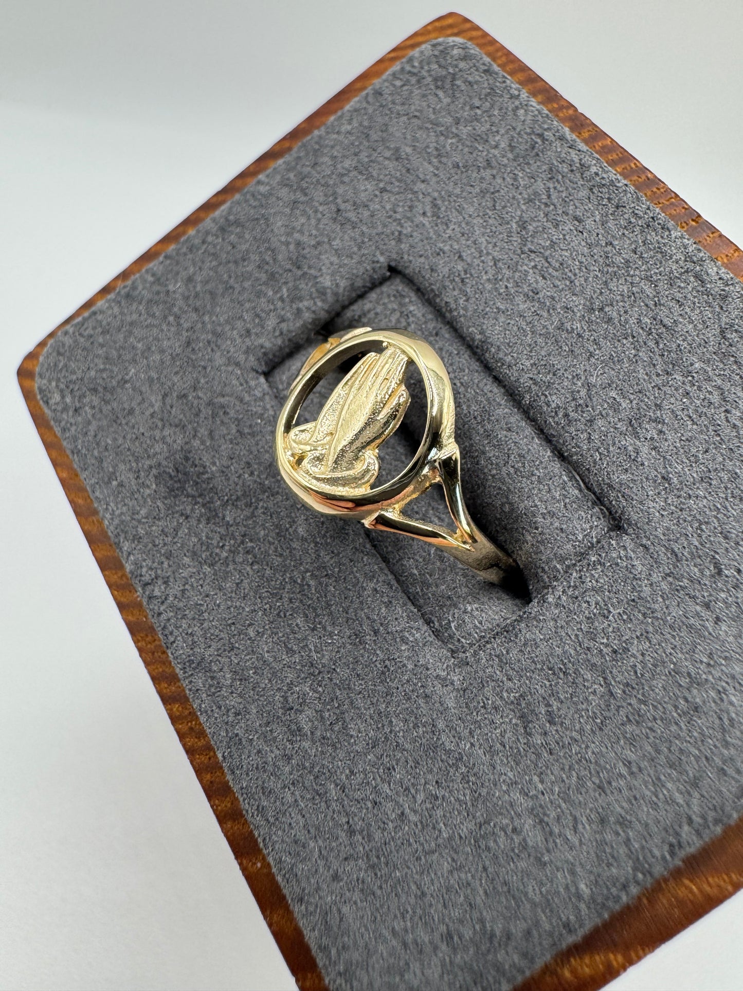 9ct gold praying hands ring