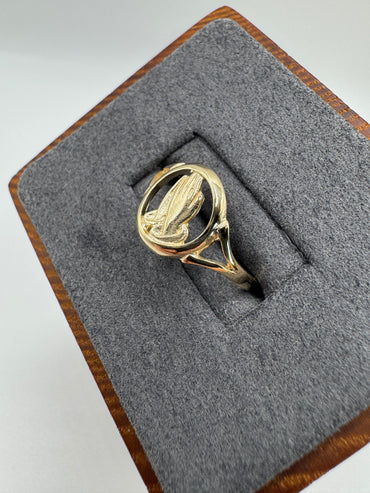 9ct gold praying hands ring