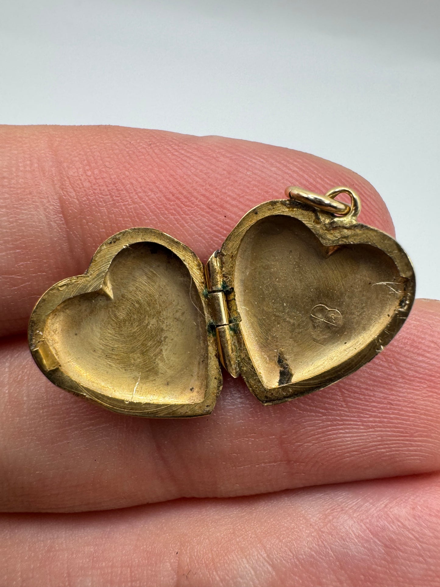 9ct gold engraved heart locket