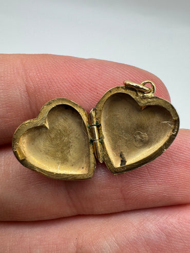 9ct gold engraved heart locket
