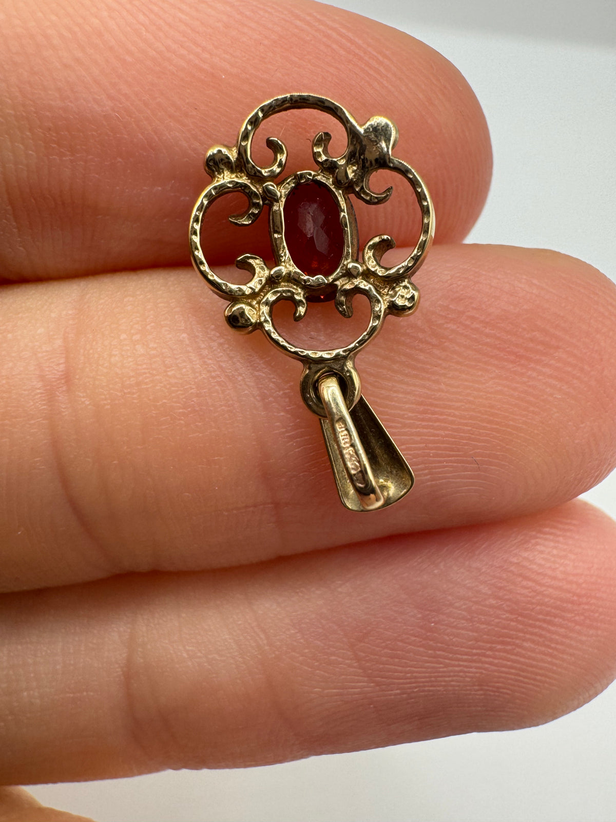 9ct gold garnet pendant