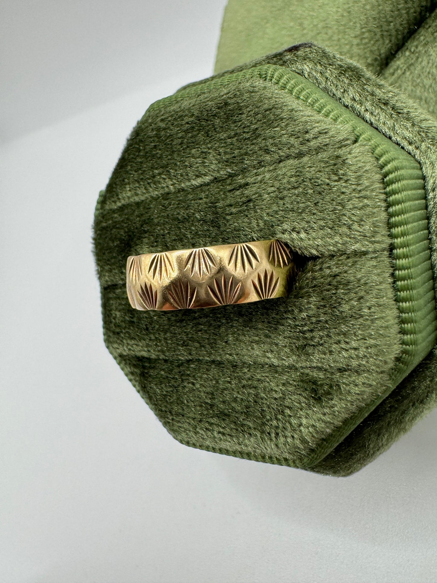 9ct gold patterned band