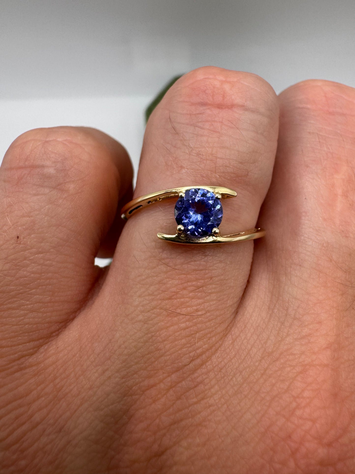 9ct gold tanzanite twist ring