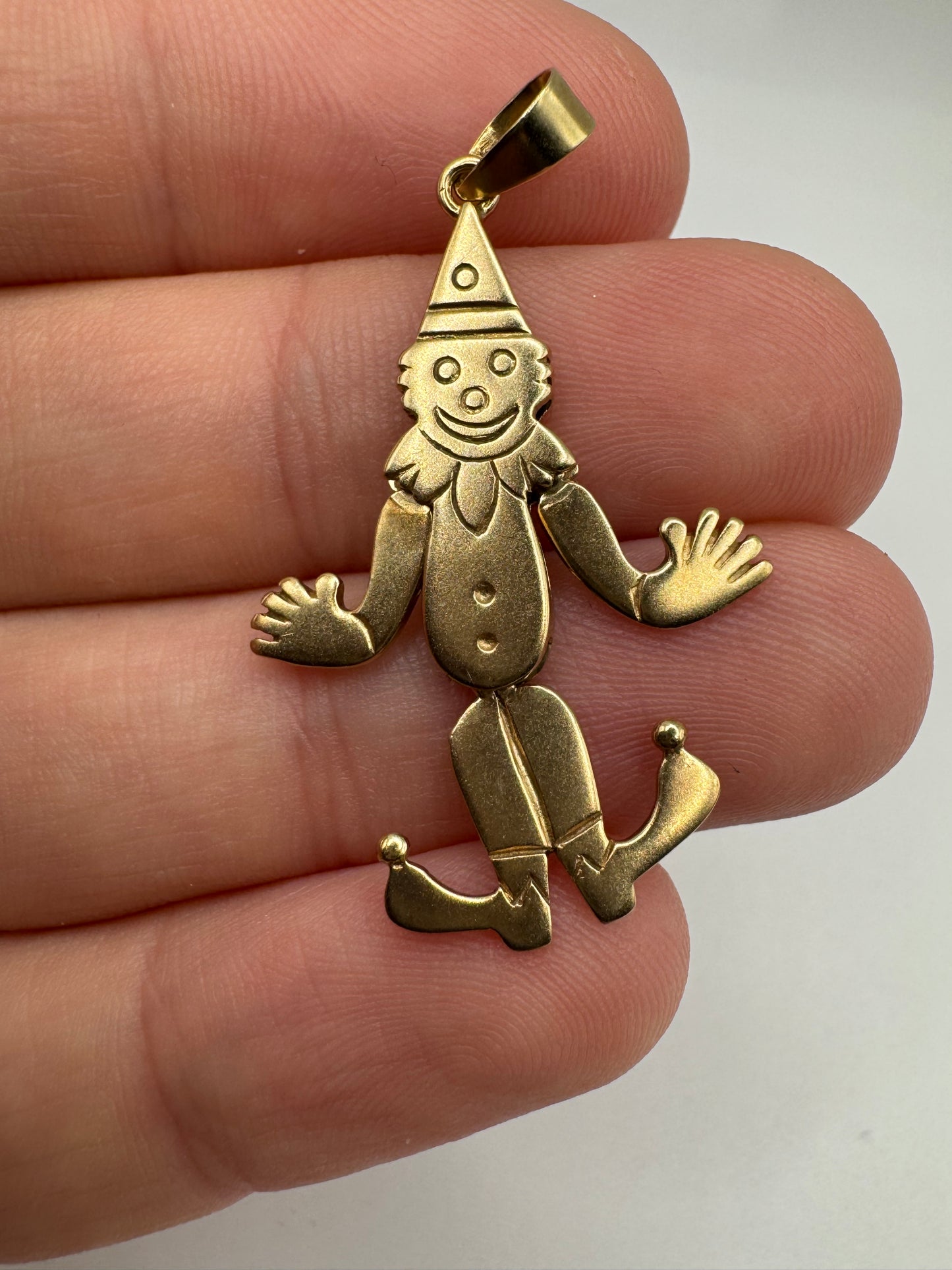 9ct gold articulated clown pendant