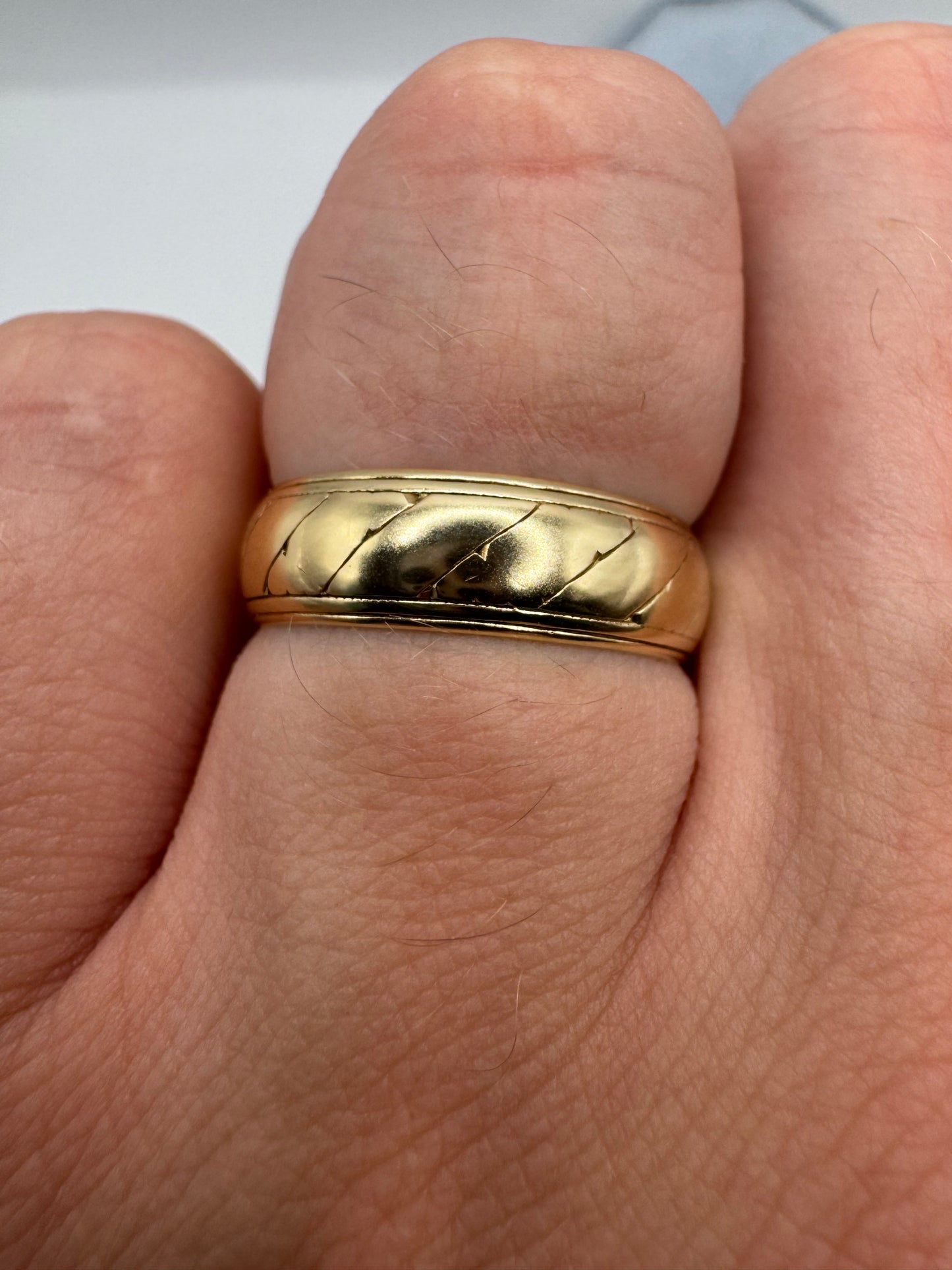 9ct gold patterned band