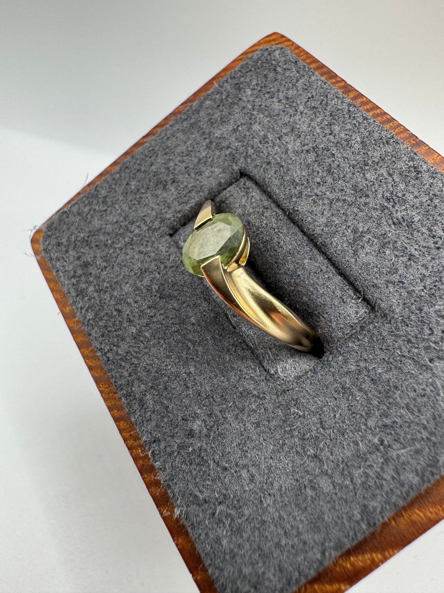 9ct gold quartz ring