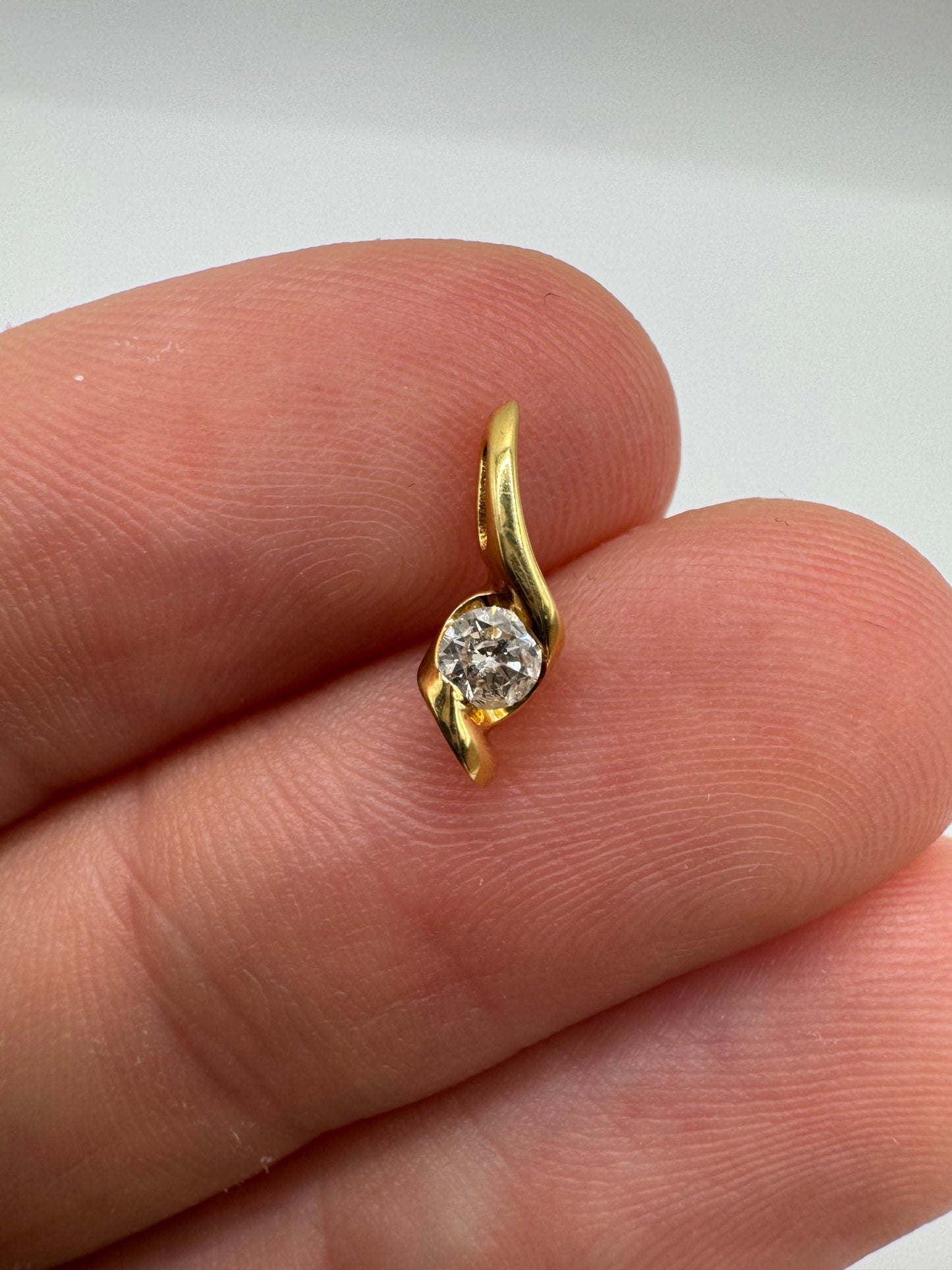 18ct gold diamond solitaire pendant