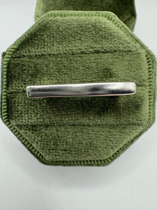 9ct white gold unusually shaped band