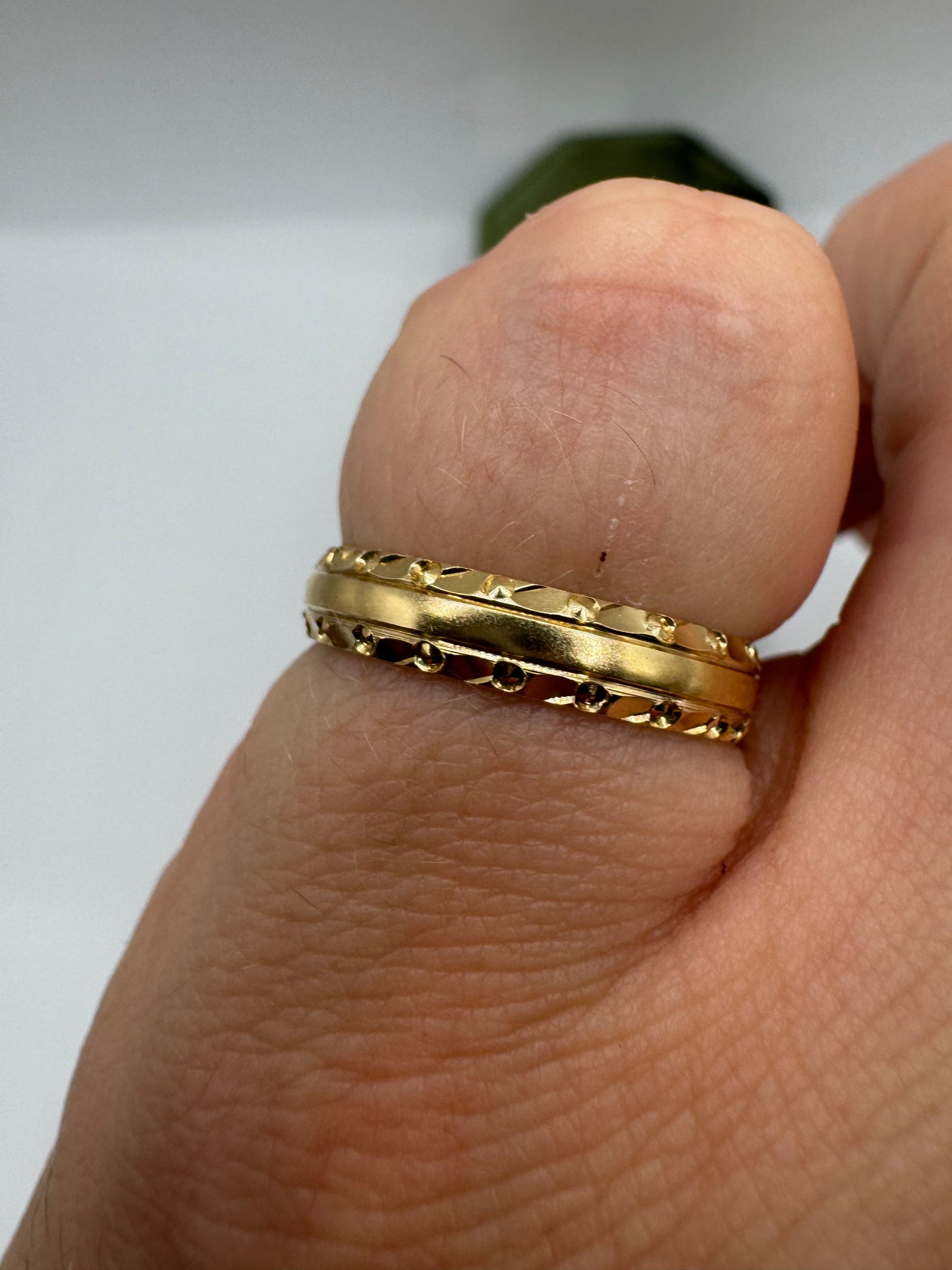 9ct gold patterned band