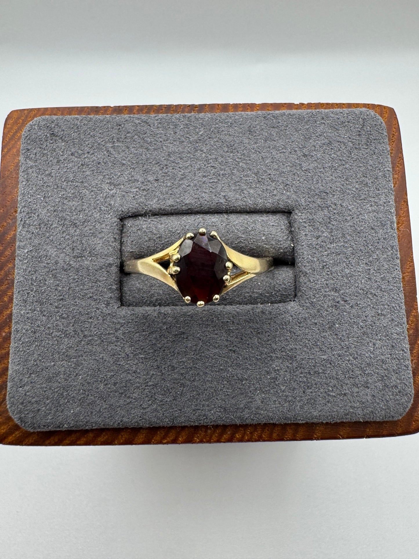 9ct gold garnet ring