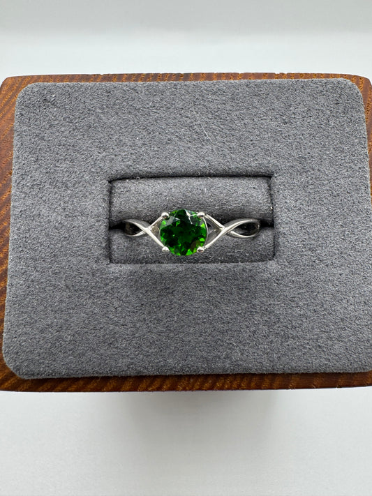 9ct white gold diopside ring