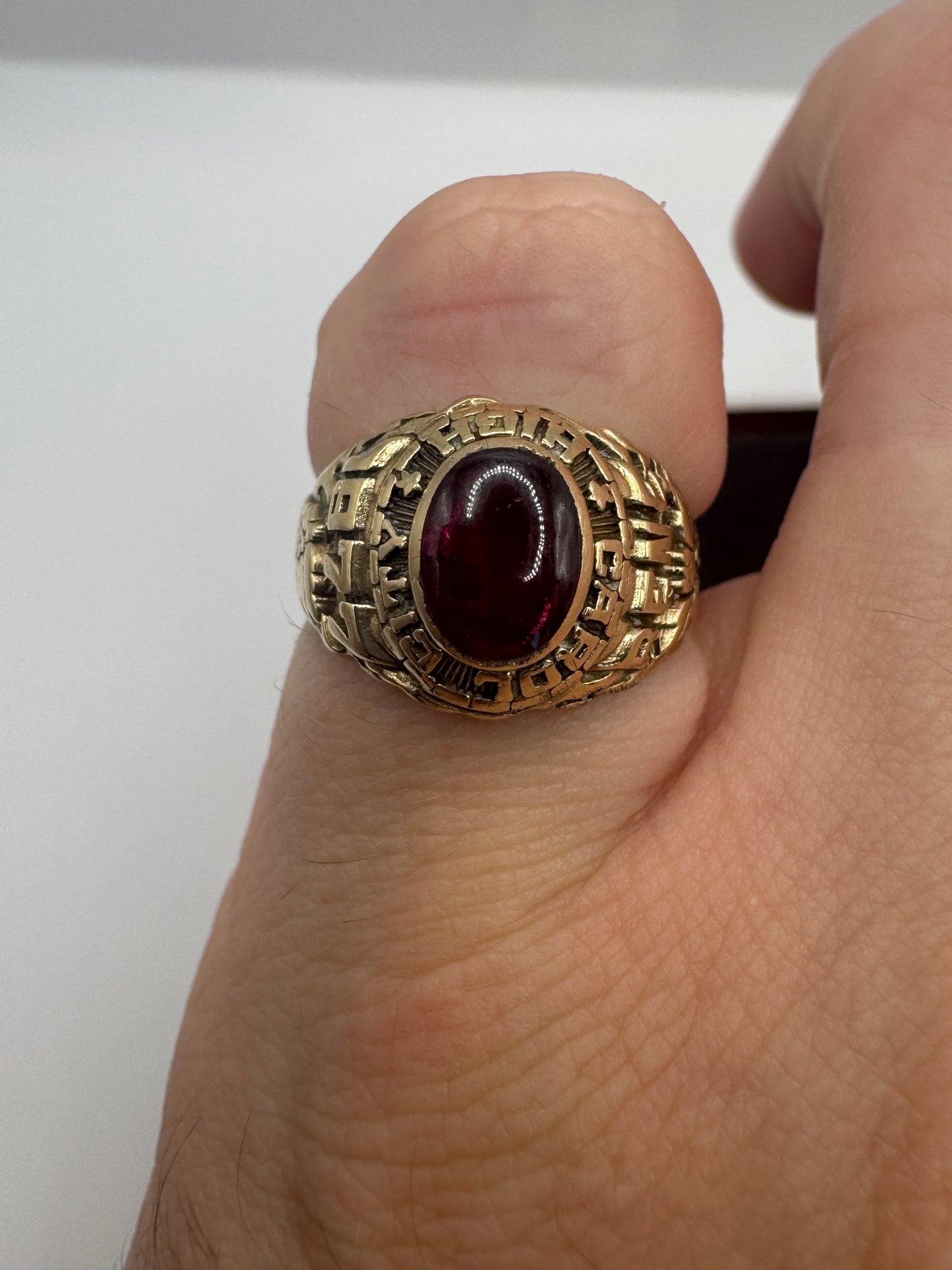 Heavy 9ct 1977 college ring