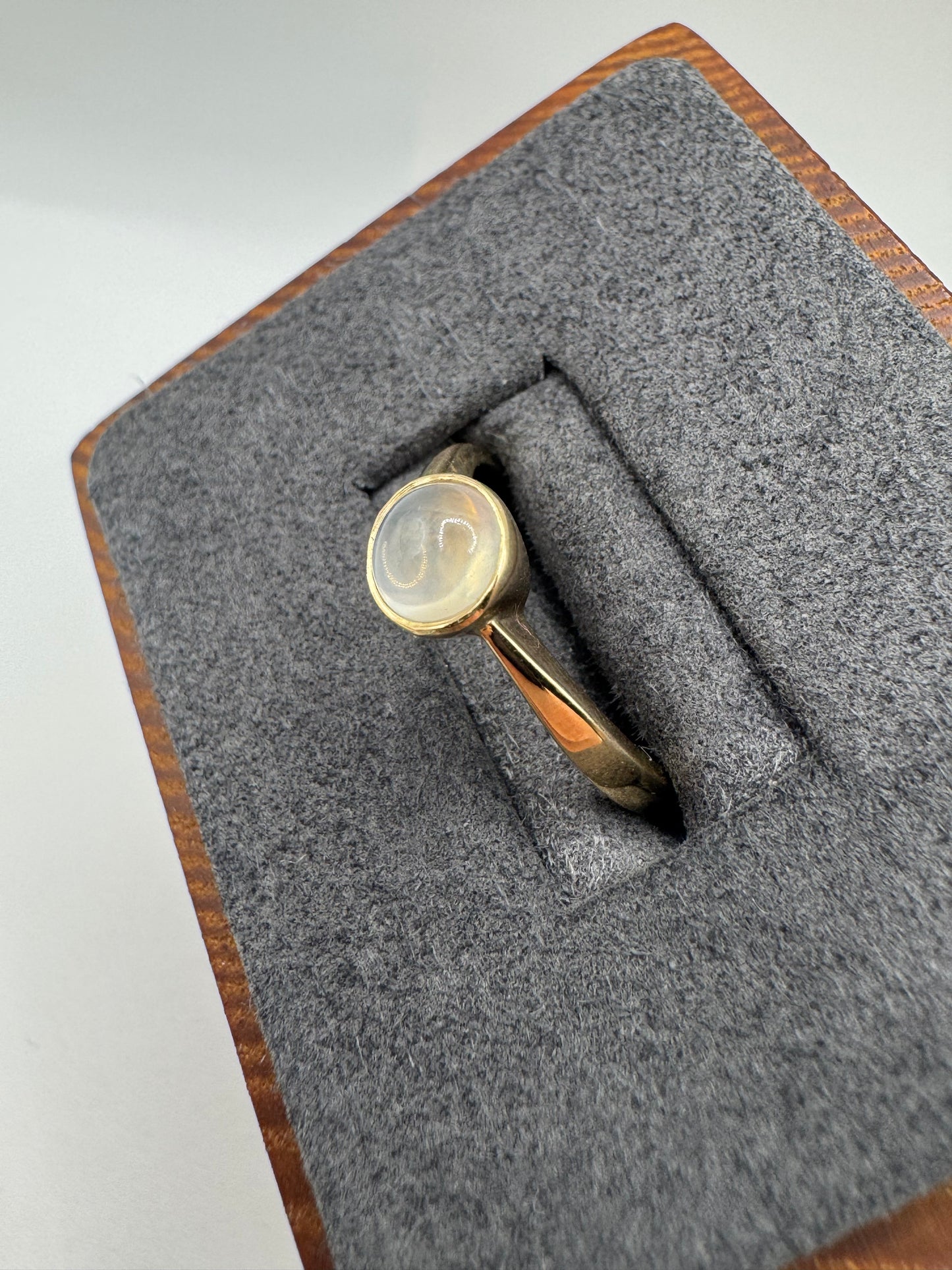 9ct gold moonstone ring