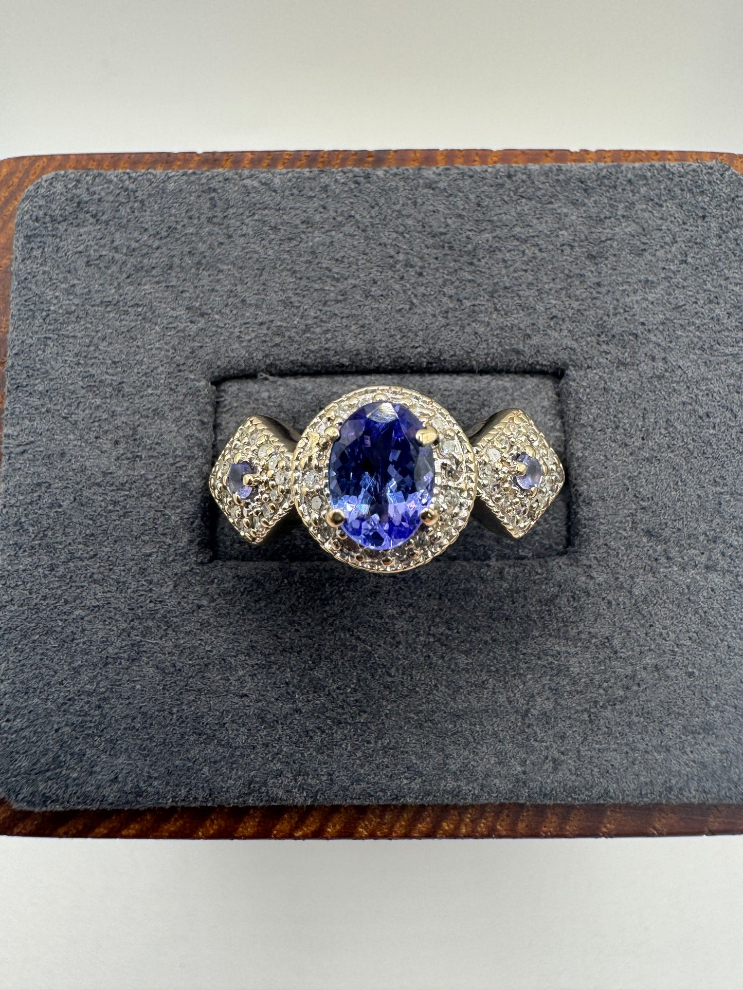 9ct gold tanzanite and diamond ring