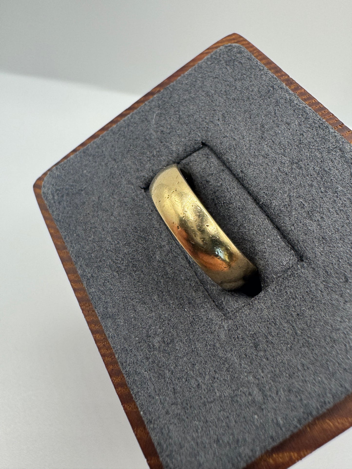 Heavy 9ct gold band