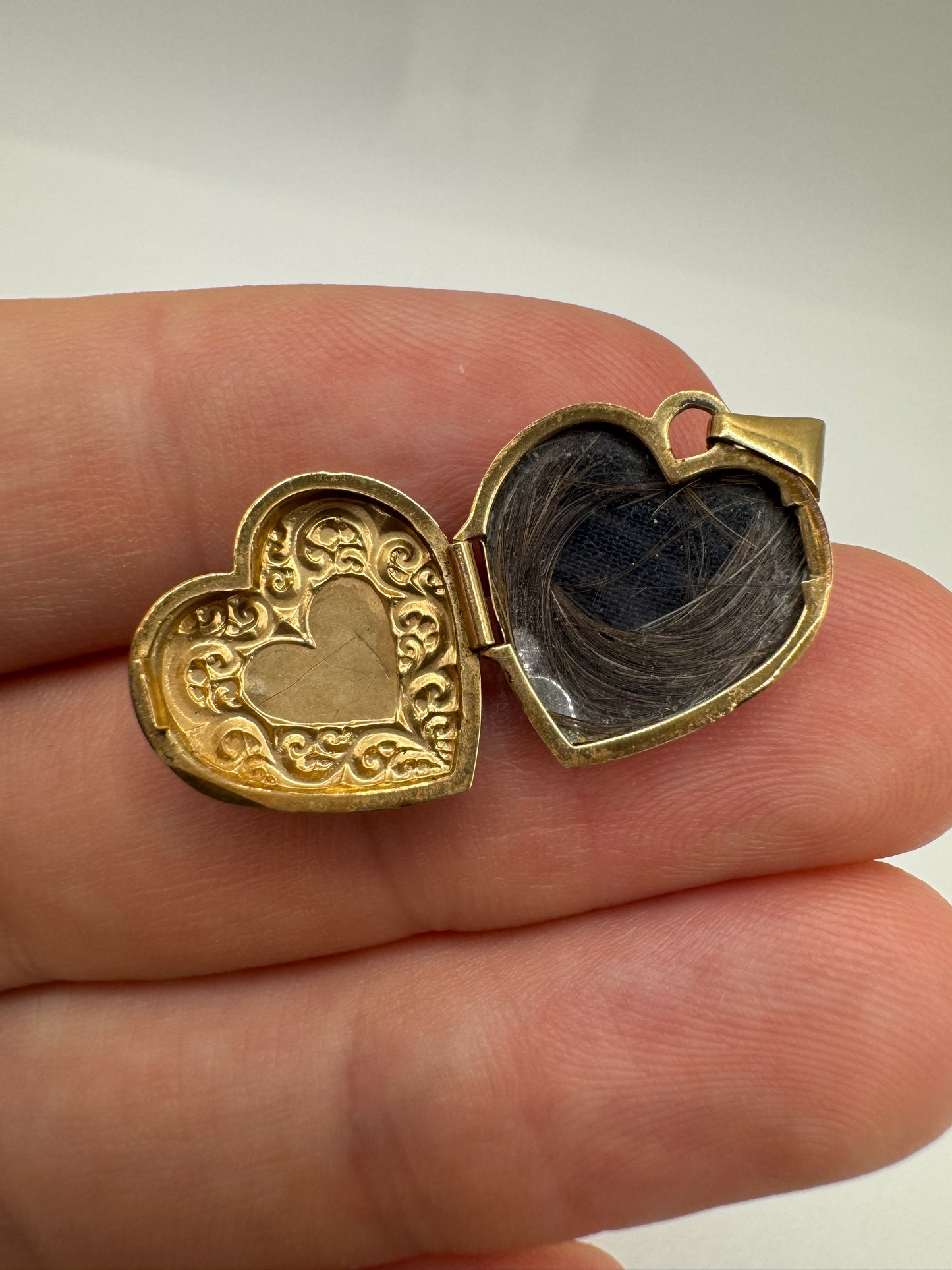 9ct gold engraved heart locket