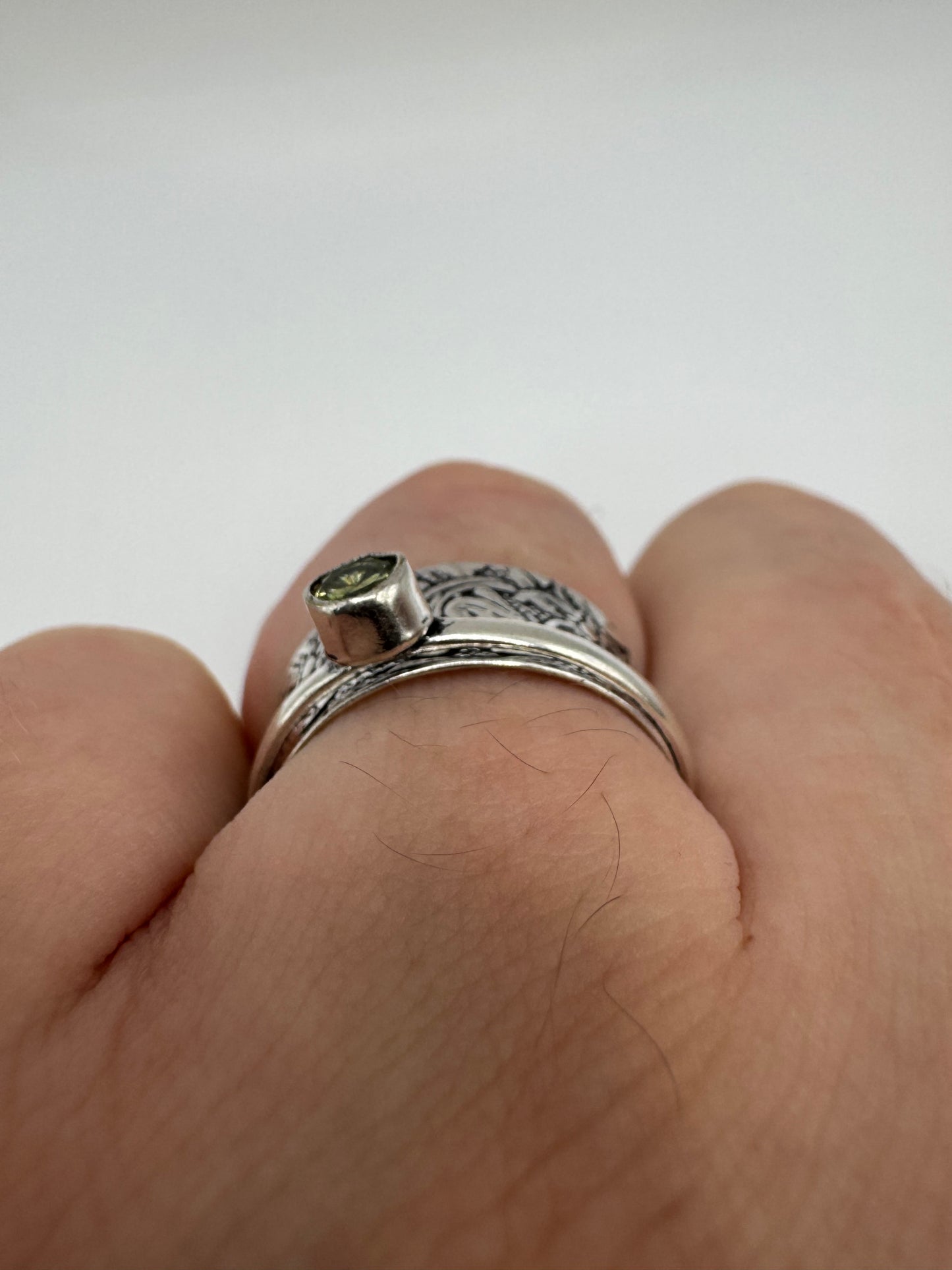 Silver peridot spinning ring (6.75-N)
