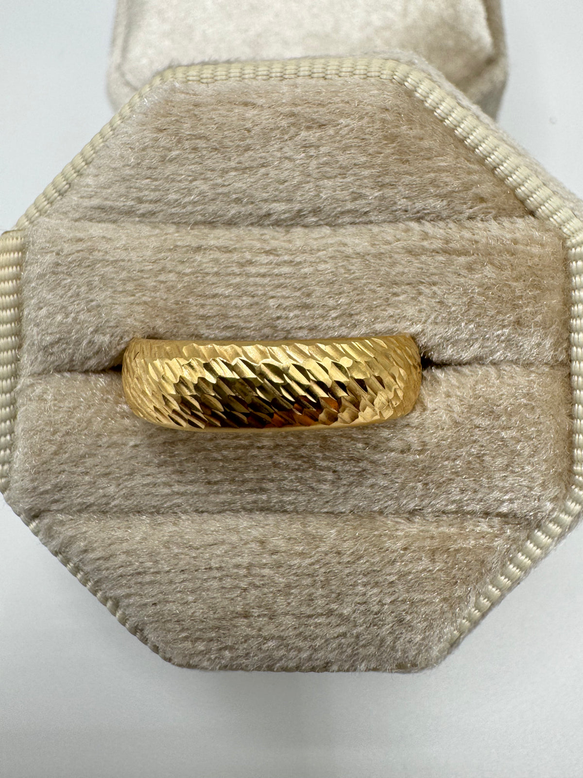 9ct gold patterned band