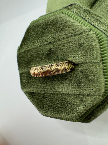 9ct gold patterned band