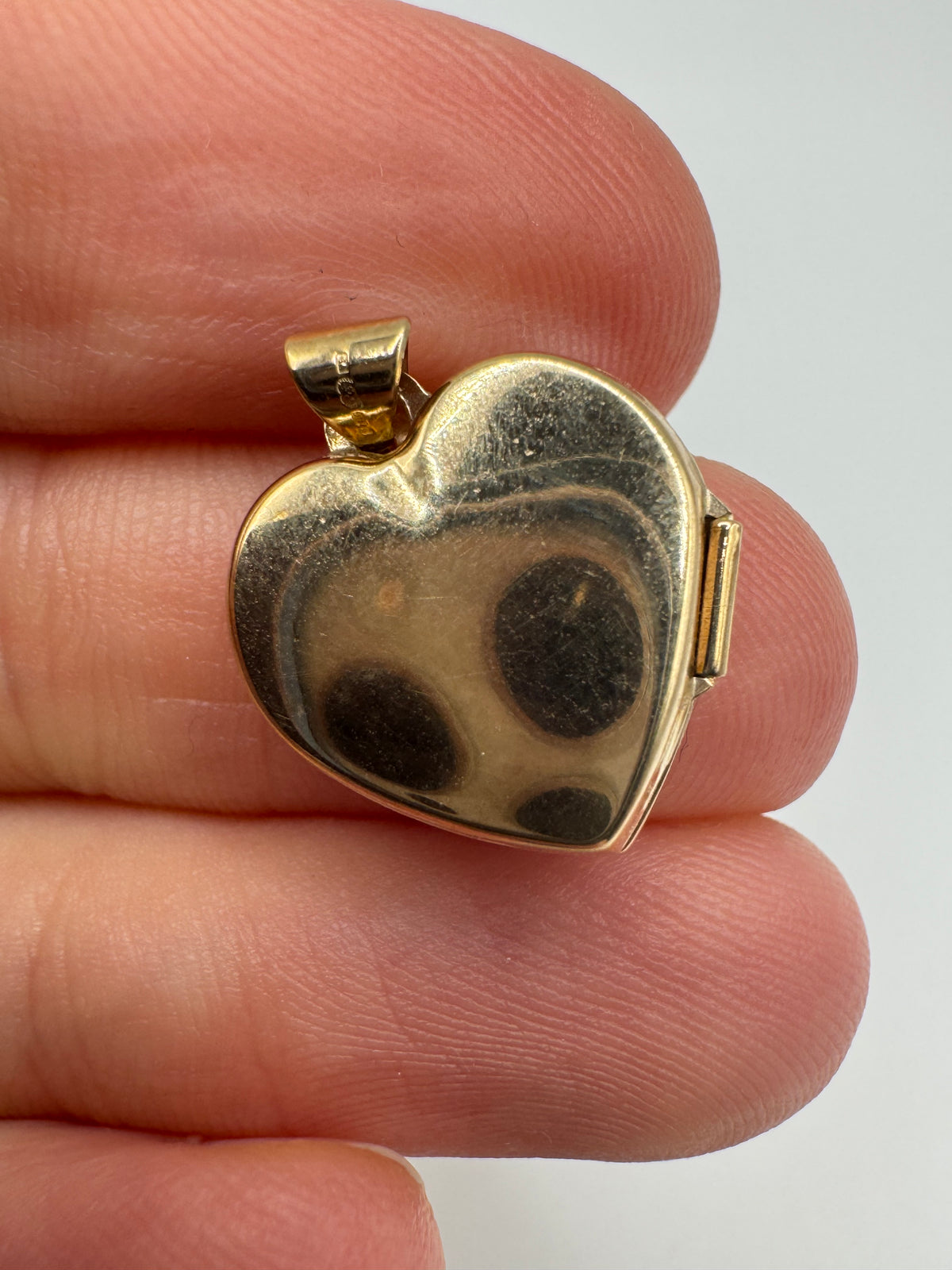9ct gold garnet heart locket